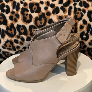 LifeStride Women's Naomi Slingback Mushroom peep toe open back heel size 6 EUC